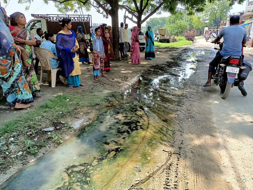 बजबजाते जयापुर में न नाली न सीवर।