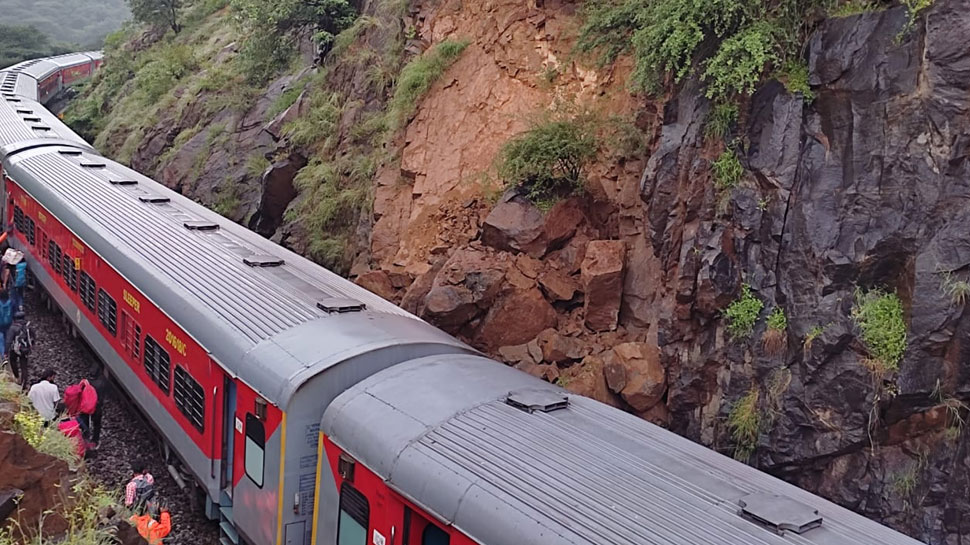 Major train accident in Karnataka : कर्नाटक में बड़ा रेल हादसा, तेज रफ्तार से आ रही थी ट्रेन तभी गिरी चट्टान, कई बोगियां डिरेल