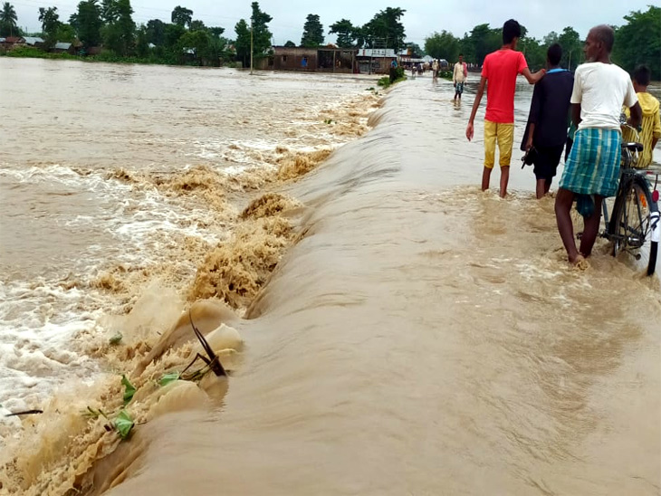 UP Flood: 1998 का रिकॉर्ड तोड़ने को आतुर है सरयू, बाढ़ के पानी ने मचाई तबाही से फैली दहशत