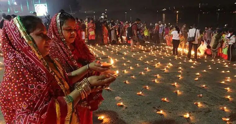 कार्तिक पूर्णिमा पर गंगा स्नान के लिए उमड़ी भीड़, बिहार में लाखों श्रद्धालुओं ने लगाई आस्था की डुबकी
