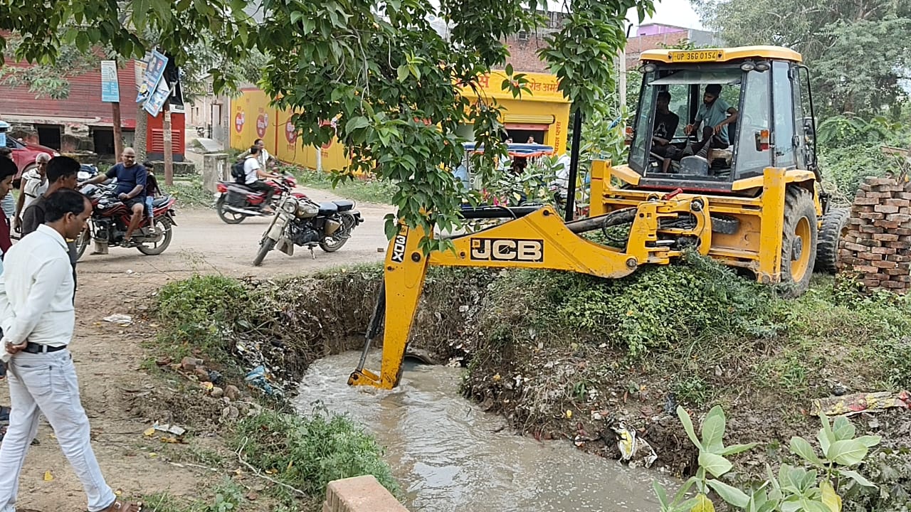 अमेठी में बारिश के बाद जलभराव, एसडीएम के हस्तक्षेप से नगर पंचायत ने तुरंत शुरू कराई नाले की सफाई