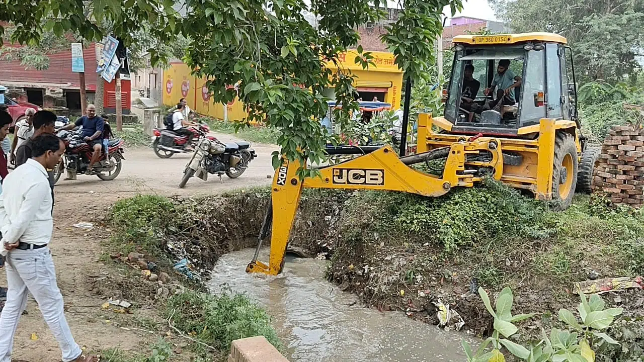 अमेठी में बारिश के बाद जलभराव, एसडीएम के हस्तक्षेप से नगर पंचायत ने तुरंत शुरू कराई नाले की सफाई