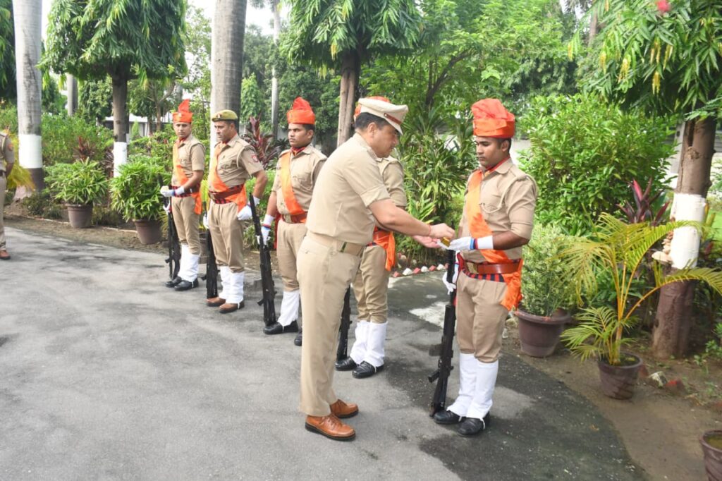 रामपुर में पुलिस अधीक्षक ने स्वतंत्रता दिवस के अवसर पर ध्वजारोहण कर दी राष्ट्रीय ध्वज को सलामी 