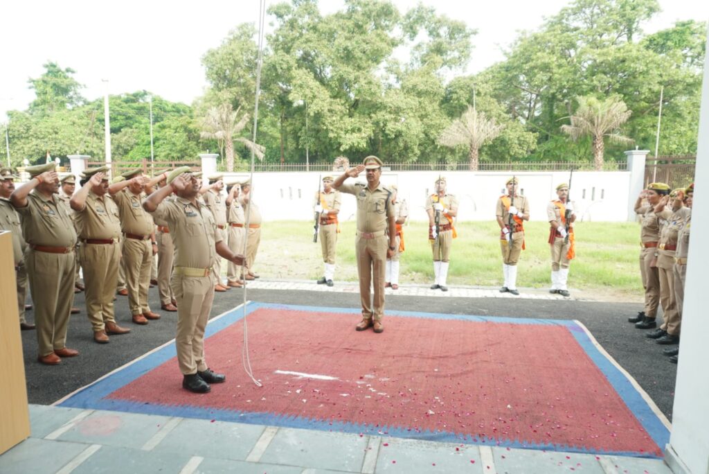रामपुर में 79वां स्वतंत्रता पर पुलिस अधीक्षक ने स्वतंत्रता दिवस के अवसर पर ध्वजारोहण कर दी राष्ट्रीय ध्वज को सलामी
