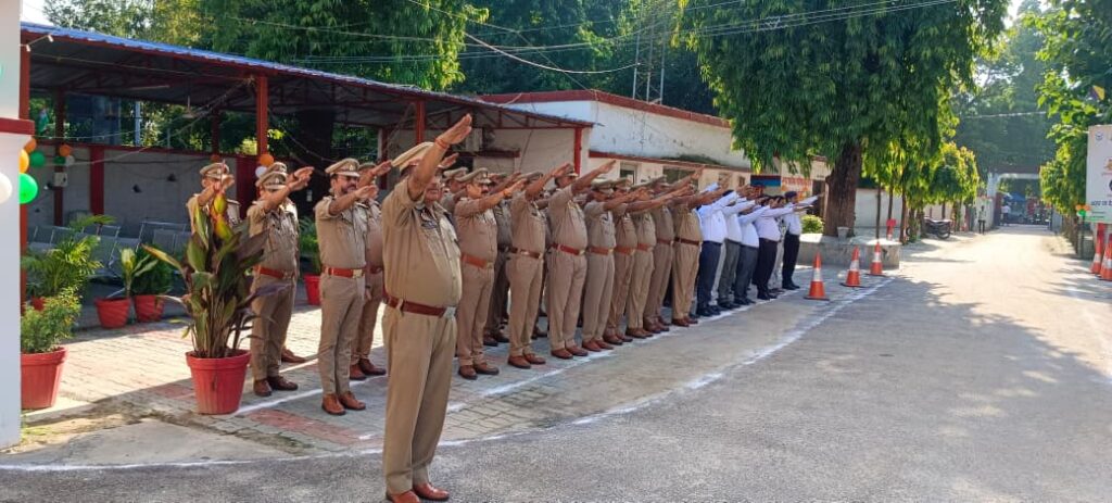 बहराइच, 15 अगस्त 2025।
देशभर की तरह जनपद बहराइच में भी 79वां स्वतंत्रता दिवस बड़े ही हर्षोल्लास और देशभक्ति के जोश के साथ मनाया गया। इस अवसर पर रिजर्व पुलिस लाइन में आयोजित मुख्य समारोह में पुलिस अधीक्षक बहराइच ने राष्ट्रीय ध्वज फहराया, सलामी दी और राष्ट्रगान के साथ राष्ट्र की एकता और अखंडता की रक्षा का संकल्प दिलाया।

ध्वजारोहण और राष्ट्रगान के साथ कार्यक्रम की शुरुआत

प्रातःकाल पुलिस अधीक्षक आवास तथा रिजर्व पुलिस लाइन बहराइच में ध्वजारोहण का आयोजन हुआ। पुलिस अधीक्षक ने तिरंगे को सलामी दी और राष्ट्रगान के दौरान उपस्थित सभी अधिकारियों, कर्मचारियों और आम नागरिकों ने सावधान मुद्रा में खड़े होकर देश के प्रति अपनी निष्ठा व्यक्त की। इसके उपरांत सभी ने राष्ट्रीय प्रतिज्ञा का स्मरण किया।

उत्कृष्ट कार्य करने वाले पुलिस कर्मियों का सम्मान

इस अवसर पर पुलिस अधीक्षक ने अपने संबोधन में कहा कि पुलिस बल का मुख्य उद्देश्य कानून-व्यवस्था बनाए रखना, जनता की सुरक्षा और न्याय सुनिश्चित करना है। उन्होंने सेवा के दौरान ईमानदारी और निष्ठा से कार्य करने वाले पुलिस अधिकारियों और कर्मचारियों को सम्मानित किया।

पुलिस महानिदेशक उत्तर प्रदेश द्वारा प्रदान किए गए प्रशंसा चिह्न और सराहनीय सेवा सम्मान चिन्ह पुलिस अधीक्षक ने चयनित कर्मियों को भेंट किए—

पुलिस उपाधीक्षक धीरेन्द्र कुमार श्रीवास्तव (क्षेत्राधिकारी महसी) – सिल्वर प्रशंसा चिह्न

उपनिरीक्षक परिवहन धर्मेन्द्र कुमार यादव (परिवहन शाखा) – स्वर्ण प्रशंसा चिह्न

उपनिरीक्षक ना0पु0 हरेन्द्र नाथ राय (जनसंपर्क अधिकारी) – सिल्वर प्रशंसा चिह्न

उपनिरीक्षक ना0पु0 राजकुमार पाण्डेय (थानाध्यक्ष रामगांव) – सराहनीय सेवा सम्मान चिह्न

शिक्षा और खेल में उत्कृष्ट प्रदर्शन करने वालों का सम्मान

समारोह में शिक्षा और खेल के क्षेत्र में उल्लेखनीय उपलब्धियां हासिल करने वाले विद्यार्थियों और शिक्षकों को भी सम्मानित किया गया—

श्रीमती निशा सिंह (प्रधानाचार्या) – बेस्ट प्रिंसिपल अवार्ड व ₹1000 का चेक पुरस्कार

अद्रिका यादव (कक्षा 2, इंटरनेशनल रैंक 01) – मेडल, सर्टिफिकेट और ₹1000 का पुस्तक पुरस्कार

इशिता (कक्षा 3, इंटरनेशनल रैंक 13) – सर्टिफिकेट और ₹500 का पुस्तक पुरस्कार

सानिया आजाद (कक्षा 10, स्टेट रैंक 01) – मेडल, सर्टिफिकेट और ₹1200 का चेक पुरस्कार

वैष्णवी शर्मा (कक्षा 4) और अनिका सिंह (कक्षा 5) – मेडल और सर्टिफिकेट ऑफ एप्रिशिएशन

इसके अलावा शिक्षा सत्र 2024-25 में हाईस्कूल/इंटरमीडिएट की परीक्षा में 90% से अधिक अंक प्राप्त करने वाले छात्रों को प्रशस्ति पत्र देकर सम्मानित किया गया।

मृतक पुलिस कर्मियों के परिवारों को सम्मान

विगत एक वर्ष में सेवा काल के दौरान दिवंगत हुए पुलिस कर्मियों के आश्रितों को अंग वस्त्र भेंट किए गए। इस संवेदनशील पहल का उद्देश्य शोक संतप्त परिवारों के प्रति विभाग की संवेदनशीलता और सहयोग का संदेश देना था।

देशभक्ति का संदेश और स्वतंत्रता सेनानियों का स्मरण

अपने संबोधन में पुलिस अधीक्षक ने देश की स्वतंत्रता प्राप्ति में योगदान देने वाले वीर स्वतंत्रता सेनानियों और बलिदानियों को नमन किया। उन्होंने कहा कि आज़ादी केवल एक उपहार नहीं, बल्कि अनगिनत बलिदानों का परिणाम है।
उन्होंने सभी अधिकारियों और कर्मचारियों से पारदर्शिता, ईमानदारी और जनता के साथ सम्मानजनक व्यवहार बनाए रखने का आग्रह किया।

जनपदभर में स्वतंत्रता दिवस समारोह

अपर पुलिस अधीक्षक ग्रामीण दुर्गा प्रसाद तिवारी ने पुलिस अधीक्षक कार्यालय में ध्वजारोहण किया। वहीं जनपद के सभी क्षेत्राधिकारी कार्यालयों, थानों और चौकियों में वरिष्ठ अधिकारियों द्वारा ध्वजारोहण और राष्ट्रगान के साथ स्वतंत्रता दिवस मनाया गया।

पर्यावरण संरक्षण के लिए वृक्षारोपण

समारोह के अंत में पुलिस अधीक्षक ने अन्य पुलिस अधिकारियों के साथ सामूहिक रूप से वृक्षारोपण किया। इस पहल का उद्देश्य "स्वच्छ और हरित परिवेश" के निर्माण के लिए समाज को प्रेरित करना था। उन्होंने कहा कि पर्यावरण संरक्षण आने वाली पीढ़ियों के भविष्य के लिए अनिवार्य है और इसमें प्रत्येक नागरिक की भागीदारी आवश्यक है।

सांस्कृतिक कार्यक्रम और मिष्ठान वितरण

समारोह में सांस्कृतिक प्रस्तुतियों का भी आयोजन किया गया, जिसमें विद्यार्थियों ने देशभक्ति गीतों और नृत्यों से उपस्थित जनों को भाव-विभोर कर दिया। अंत में मिष्ठान वितरण कर सभी को स्वतंत्रता दिवस की शुभकामनाएं दी गईं।

उपस्थित गणमान्य और अधिकारियों की सहभागिता

इस अवसर पर अपर पुलिस अधीक्षक नगर रामानन्द कुशवाहा, अपर पुलिस अधीक्षक ग्रामीण दुर्गा प्रसाद तिवारी, जनपद के राजपत्रित एवं अराजपत्रित पुलिस अधिकारी-कर्मचारी, विद्यालयों के छात्र-छात्राएं और आम नागरिक बड़ी संख्या में उपस्थित रहे।
