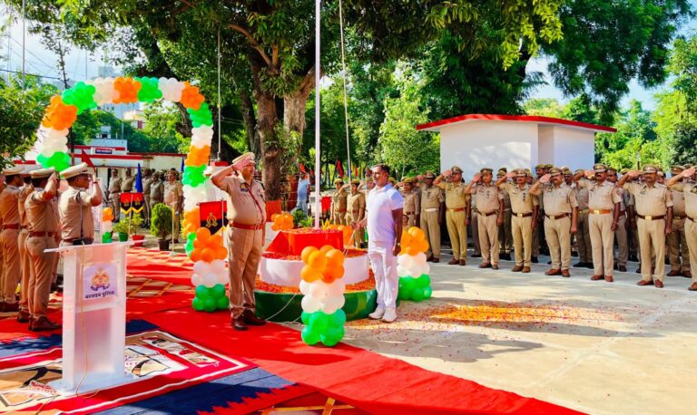 बहराइच, 15 अगस्त 2025। देशभर की तरह जनपद बहराइच में भी 79वां स्वतंत्रता दिवस बड़े ही हर्षोल्लास और देशभक्ति के जोश के साथ मनाया गया। इस अवसर पर रिजर्व पुलिस लाइन में आयोजित मुख्य समारोह में पुलिस अधीक्षक बहराइच ने राष्ट्रीय ध्वज फहराया, सलामी दी और राष्ट्रगान के साथ राष्ट्र की एकता और अखंडता की रक्षा का संकल्प दिलाया। ध्वजारोहण और राष्ट्रगान के साथ कार्यक्रम की शुरुआत प्रातःकाल पुलिस अधीक्षक आवास तथा रिजर्व पुलिस लाइन बहराइच में ध्वजारोहण का आयोजन हुआ। पुलिस अधीक्षक ने तिरंगे को सलामी दी और राष्ट्रगान के दौरान उपस्थित सभी अधिकारियों, कर्मचारियों और आम नागरिकों ने सावधान मुद्रा में खड़े होकर देश के प्रति अपनी निष्ठा व्यक्त की। इसके उपरांत सभी ने राष्ट्रीय प्रतिज्ञा का स्मरण किया। उत्कृष्ट कार्य करने वाले पुलिस कर्मियों का सम्मान इस अवसर पर पुलिस अधीक्षक ने अपने संबोधन में कहा कि पुलिस बल का मुख्य उद्देश्य कानून-व्यवस्था बनाए रखना, जनता की सुरक्षा और न्याय सुनिश्चित करना है। उन्होंने सेवा के दौरान ईमानदारी और निष्ठा से कार्य करने वाले पुलिस अधिकारियों और कर्मचारियों को सम्मानित किया। पुलिस महानिदेशक उत्तर प्रदेश द्वारा प्रदान किए गए प्रशंसा चिह्न और सराहनीय सेवा सम्मान चिन्ह पुलिस अधीक्षक ने चयनित कर्मियों को भेंट किए— पुलिस उपाधीक्षक धीरेन्द्र कुमार श्रीवास्तव (क्षेत्राधिकारी महसी) – सिल्वर प्रशंसा चिह्न उपनिरीक्षक परिवहन धर्मेन्द्र कुमार यादव (परिवहन शाखा) – स्वर्ण प्रशंसा चिह्न उपनिरीक्षक ना0पु0 हरेन्द्र नाथ राय (जनसंपर्क अधिकारी) – सिल्वर प्रशंसा चिह्न उपनिरीक्षक ना0पु0 राजकुमार पाण्डेय (थानाध्यक्ष रामगांव) – सराहनीय सेवा सम्मान चिह्न शिक्षा और खेल में उत्कृष्ट प्रदर्शन करने वालों का सम्मान समारोह में शिक्षा और खेल के क्षेत्र में उल्लेखनीय उपलब्धियां हासिल करने वाले विद्यार्थियों और शिक्षकों को भी सम्मानित किया गया— श्रीमती निशा सिंह (प्रधानाचार्या) – बेस्ट प्रिंसिपल अवार्ड व ₹1000 का चेक पुरस्कार अद्रिका यादव (कक्षा 2, इंटरनेशनल रैंक 01) – मेडल, सर्टिफिकेट और ₹1000 का पुस्तक पुरस्कार इशिता (कक्षा 3, इंटरनेशनल रैंक 13) – सर्टिफिकेट और ₹500 का पुस्तक पुरस्कार सानिया आजाद (कक्षा 10, स्टेट रैंक 01) – मेडल, सर्टिफिकेट और ₹1200 का चेक पुरस्कार वैष्णवी शर्मा (कक्षा 4) और अनिका सिंह (कक्षा 5) – मेडल और सर्टिफिकेट ऑफ एप्रिशिएशन इसके अलावा शिक्षा सत्र 2024-25 में हाईस्कूल/इंटरमीडिएट की परीक्षा में 90% से अधिक अंक प्राप्त करने वाले छात्रों को प्रशस्ति पत्र देकर सम्मानित किया गया। मृतक पुलिस कर्मियों के परिवारों को सम्मान विगत एक वर्ष में सेवा काल के दौरान दिवंगत हुए पुलिस कर्मियों के आश्रितों को अंग वस्त्र भेंट किए गए। इस संवेदनशील पहल का उद्देश्य शोक संतप्त परिवारों के प्रति विभाग की संवेदनशीलता और सहयोग का संदेश देना था। देशभक्ति का संदेश और स्वतंत्रता सेनानियों का स्मरण अपने संबोधन में पुलिस अधीक्षक ने देश की स्वतंत्रता प्राप्ति में योगदान देने वाले वीर स्वतंत्रता सेनानियों और बलिदानियों को नमन किया। उन्होंने कहा कि आज़ादी केवल एक उपहार नहीं, बल्कि अनगिनत बलिदानों का परिणाम है। उन्होंने सभी अधिकारियों और कर्मचारियों से पारदर्शिता, ईमानदारी और जनता के साथ सम्मानजनक व्यवहार बनाए रखने का आग्रह किया। जनपदभर में स्वतंत्रता दिवस समारोह अपर पुलिस अधीक्षक ग्रामीण दुर्गा प्रसाद तिवारी ने पुलिस अधीक्षक कार्यालय में ध्वजारोहण किया। वहीं जनपद के सभी क्षेत्राधिकारी कार्यालयों, थानों और चौकियों में वरिष्ठ अधिकारियों द्वारा ध्वजारोहण और राष्ट्रगान के साथ स्वतंत्रता दिवस मनाया गया। पर्यावरण संरक्षण के लिए वृक्षारोपण समारोह के अंत में पुलिस अधीक्षक ने अन्य पुलिस अधिकारियों के साथ सामूहिक रूप से वृक्षारोपण किया। इस पहल का उद्देश्य "स्वच्छ और हरित परिवेश" के निर्माण के लिए समाज को प्रेरित करना था। उन्होंने कहा कि पर्यावरण संरक्षण आने वाली पीढ़ियों के भविष्य के लिए अनिवार्य है और इसमें प्रत्येक नागरिक की भागीदारी आवश्यक है। सांस्कृतिक कार्यक्रम और मिष्ठान वितरण