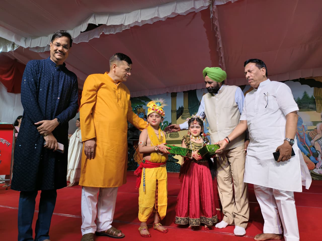 Rampur News: रिज़र्व लाइन रामपुर में पुलिस अधीक्षक विद्यासागर मिश्र और पुलिस परिवार के साथ श्रीकृष्ण जन्माष्टमी का पर्व भव्य रूप से मनाया गया। पढ़ें पूरी रिपोर्ट।