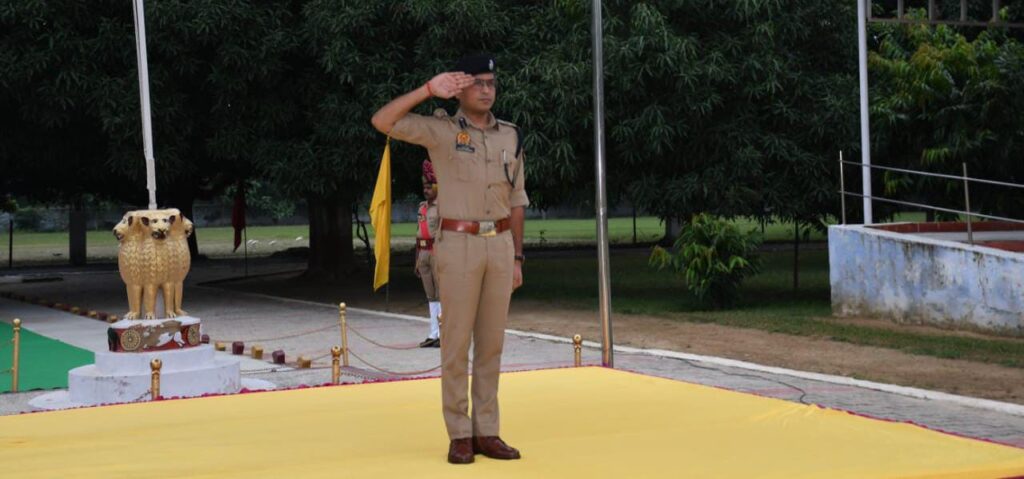 Lakhimpur में पुलिस अधीक्षक संकल्प शर्मा ने किया साप्ताहिक परेड का निरीक्षण: अनुशासन और फिटनेस पर खास ज़ोर 1 WhatsApp Image 2025 08 22 at 15.18.47