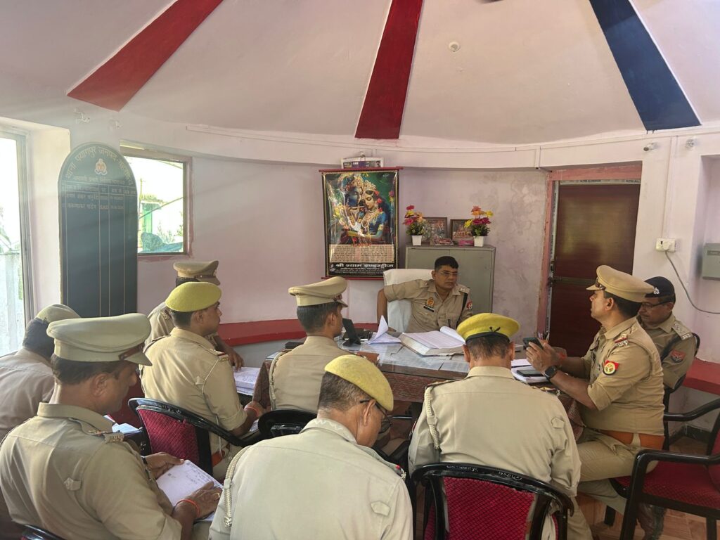 Bahraich: APS और CO ने थाना पयागपुर में अदालती कक्ष का निरीक्षण कर पर्वों के मद्देनजर दिशा-निर्देश जारी किए 2 WhatsApp Image 2025 08 23 at 18.43.23 1