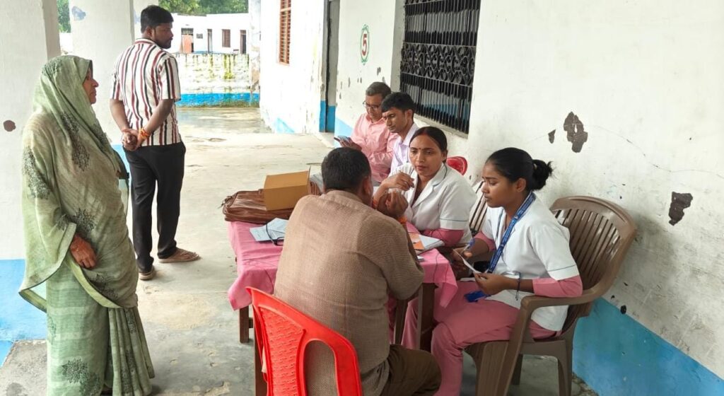 Sultanpur News: हलियापुर में नेत्र चिकित्सा शिविर सम्पन्न, 105 मरीजों की जांच 2 WhatsApp Image 2025 08 24 at 17.03.46