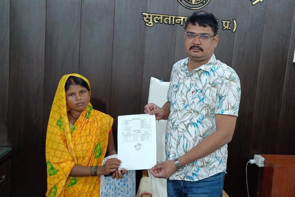 News Time Nation Sultanpur: सुल्तानपुर नगर पालिका परिषद क्षेत्र में जरूरतमंदों को मिला नया राशन कार्ड, चेहरे खिले 2 WhatsApp Image 2025 08 27 at 16.58.36 1