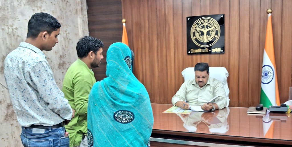 News Time Nation Amethi: जिलाधिकारी संजय चौहान ने जनसुनवाई में सुनीं आमजन की समस्याएं 2 WhatsApp Image 2025 08 28 at 12.17.46 1