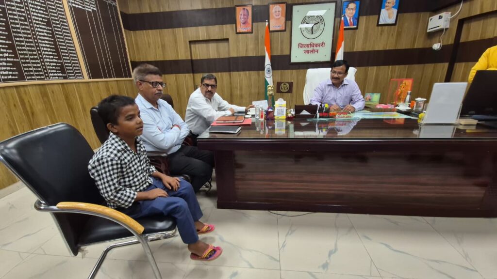 News Time Nation Jalaun: पढ़ाई की जिद लिए 21 वर्षीय दिव्यांग युवक पहुंचा जनसुनवाई में, जिलाधिकारी ने की पूरी व्यवस्था 2 WhatsApp Image 2025 08 29 at 15.00.40