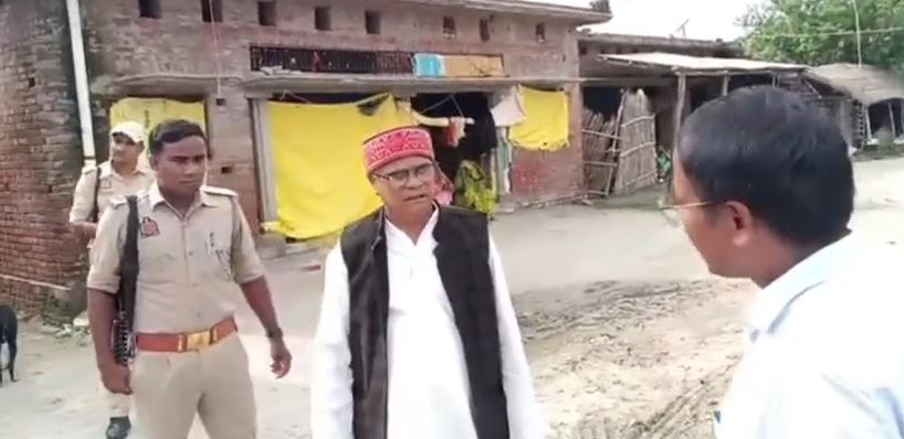 बस्ती में महादेवा विधायक ने अधिकारियों को बाढ़ निरीक्षण के दौरान लगाई जमकर फटकार, अधूरे निर्माण से बढ़ा कटान का खतरा