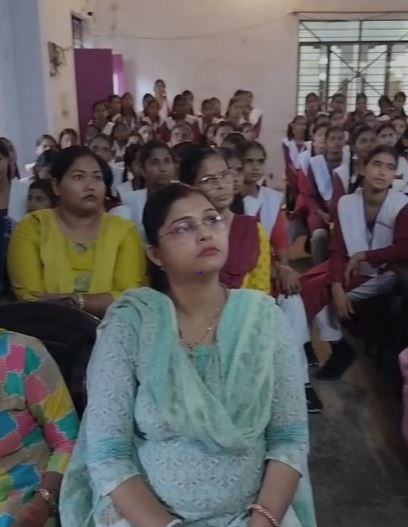 लखीमपुर खीरी में राजकीय कन्या इंटर कॉलेज में छात्राओं को जागरूक करना 