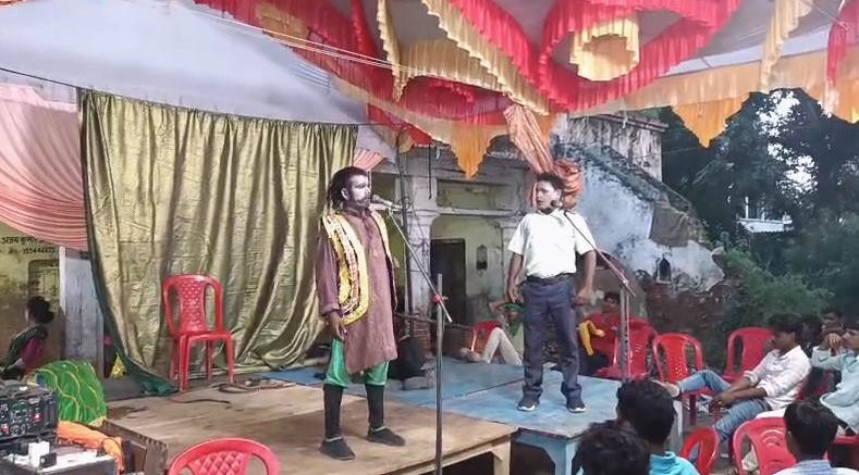 Amethi News: अमेठी में जन्माष्टमी पर नौटंकी का भव्य आयोजन, गाँवों में गूँजी पारंपरिक कला