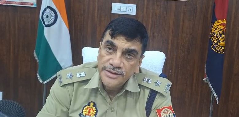 रामपुर: फर्जी मार्कशीट और स्थानांतरण प्रमाण पत्र देने के मामले में इंटर कॉलेज के प्रधानाचार्य गिरफ्ताररामपुर:रामपुर: फर्जी मार्कशीट और स्थानांतरण प्रमाण पत्र देने के मामले में इंटर कॉलेज के प्रधानाचार्य गिरफ्तार