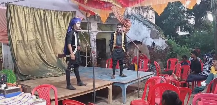 Amethi News: अमेठी में जन्माष्टमी पर नौटंकी का भव्य आयोजन, गाँवों में गूँजी पारंपरिक कला