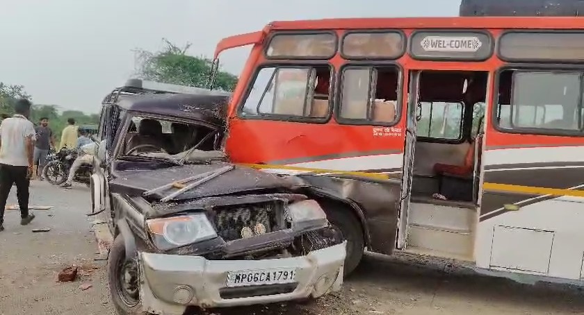 जालौन: बोलेरो और बस की भीषण टक्कर, महिलाओं-बच्चों समेत आधा दर्जन लोग घायल