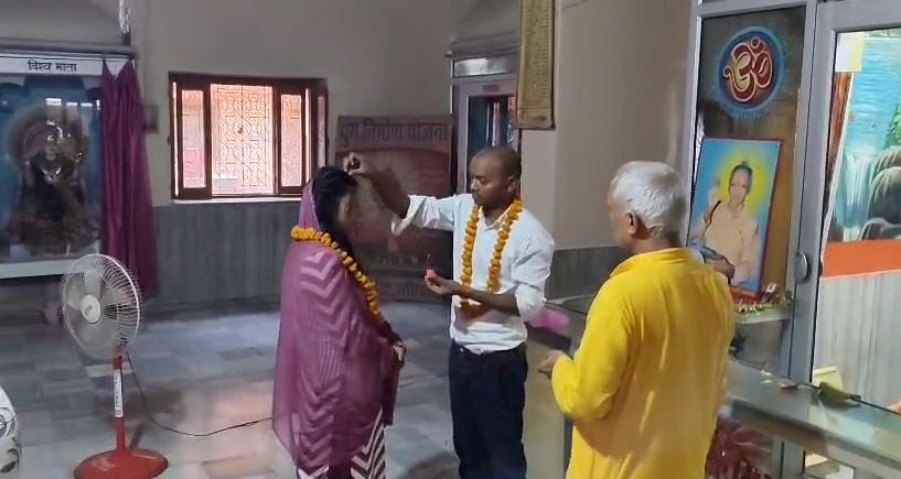 https://youtube.com/shorts/W1WSqoBTBWw?si=BQF2fOGZdcec_msB बस्ती में प्रेम विवाह के 10वें दिन हुआ प्यार का खौफनाक अंत, पुलिसकर्मी ने पत्नी की चाकू से हत्या की