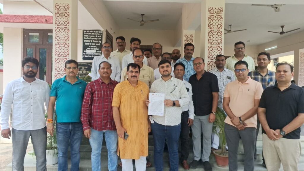 पेट्रोल पंप डीलर एसोसिएशन ने सुरक्षा के लिए डीएम को सौंपा ज्ञापन | News Time Nation Sultanpur 2 WhatsApp Image 2025 09 04 at 14.01.54 4