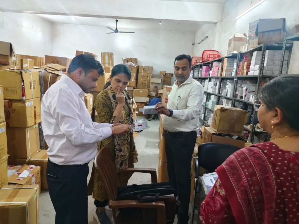 लखनऊ में दवा दुकानों पर कड़ा फैसला: अब आवासीय भवनों में नहीं मिलेगा लाइसेंस, जियोटैग फोटो अनिवार्य 2 1005773480 1762624528