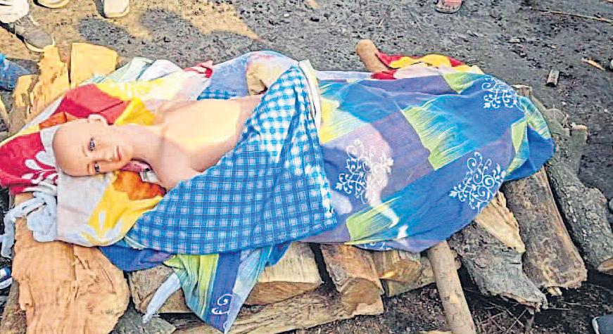 ब्रजघाट श्मशान घाट पर हड़कंप: अंतिम संस्कार के लिए लाई गई डमी से पर्दाफाश, 50 लाख बीमा क्लेम की साजिश नाकाम 3 1764304078734 1