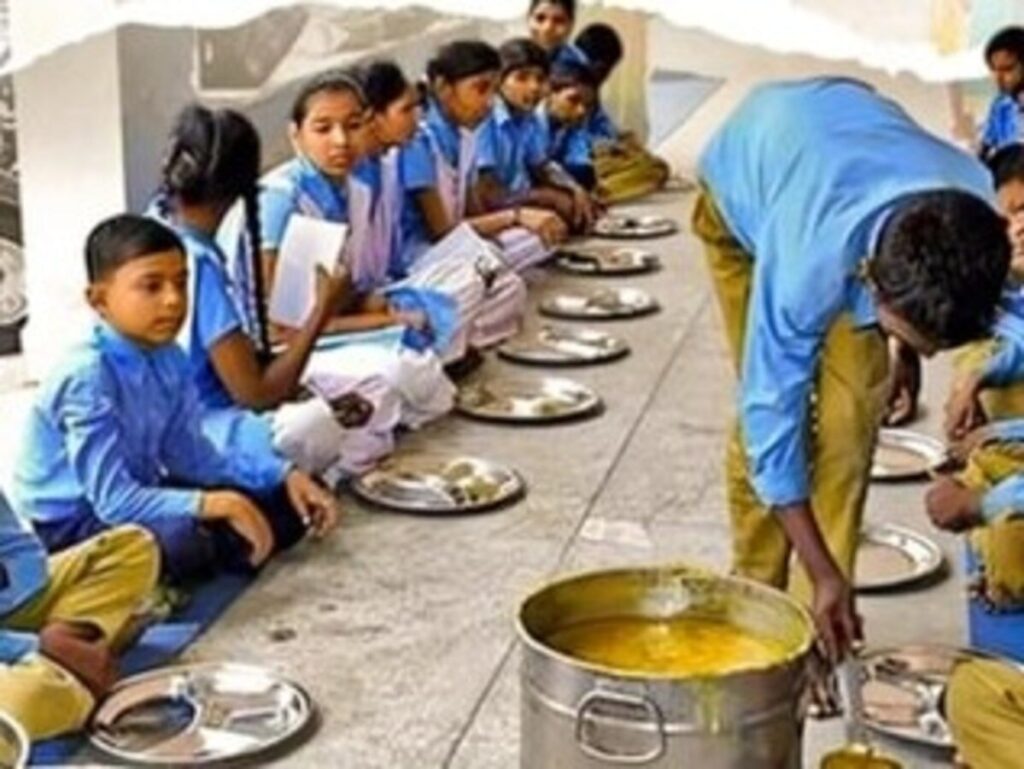 बलरामपुर में मध्यान्ह भोजन योजना में 11 करोड़ की कथित धांधली का खुलासा, 44 लोग नामजद 3 KDKKDKKD 1755622438052 1755622451252