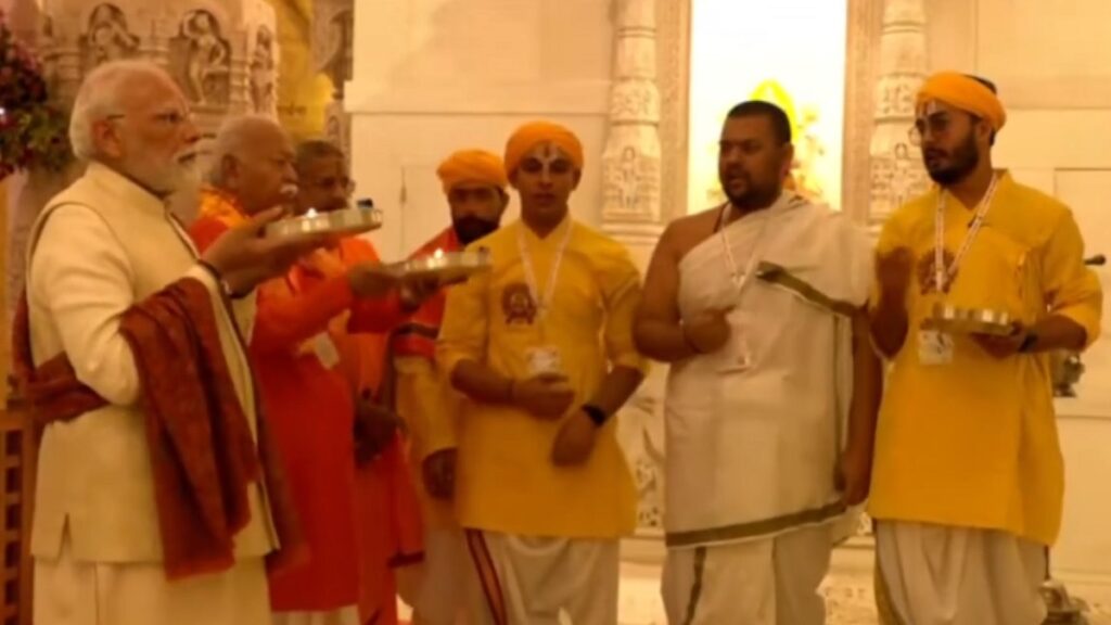 अयोध्या राम मंदिर: पीएम मोदी ने 161 फीट ऊंचे शिखर पर केसरिया धर्मध्वजा का ऐतिहासिक ध्वजारोहण किया 2 Modi Bhagwat 1764049903404