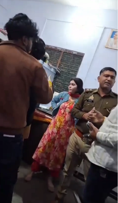 जालौन में पुलिस चौकी में महिला और परिजनों का हंगामा, फोटोग्राफर वीडियो विवाद में मारपीट 4 Screenshot 2025 11 24 171234