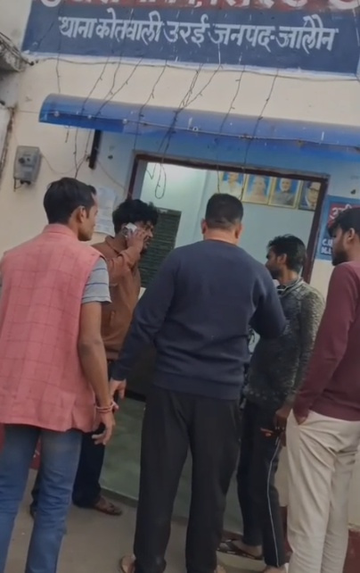जालौन में पुलिस चौकी में महिला और परिजनों का हंगामा, फोटोग्राफर वीडियो विवाद में मारपीट 3 Screenshot 2025 11 24 171302