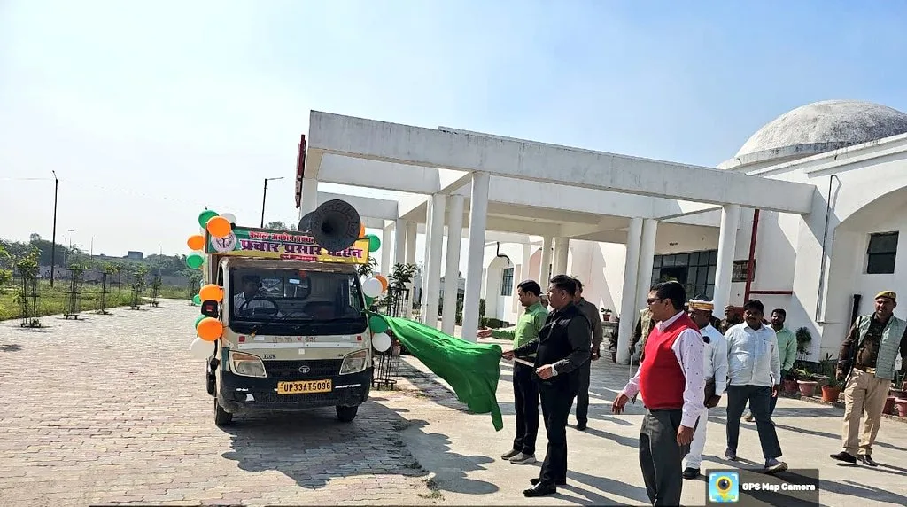 अमेठी में डीएम संजय चौहान ने दिखाई पराली प्रबंधन प्रचार वाहनों को हरी झंडी, किसानों से की अपील - फसल अवशेष न जलाएं 2 WhatsApp Image 2025 11 12 at 14.23.32 1