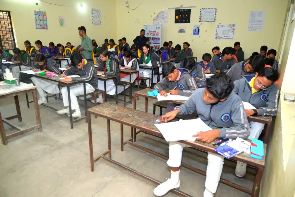 लखनऊ में अटल जन्मशताब्दी समारोह 2025 का शुभारंभ - छात्रों ने दिखाई देशभक्ति और प्रतिभा | 3 WhatsApp Image 2025 11 12 at 16.34.32