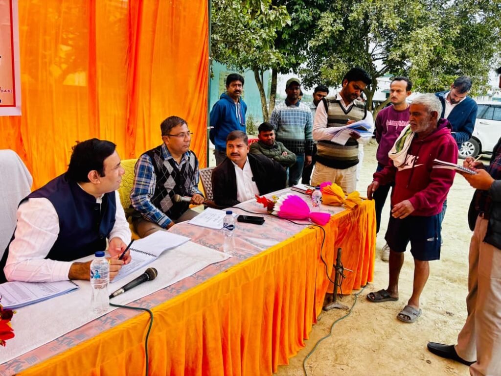 अमेठी में ग्राम चौपाल आयोजित: CDO सचिन कुमार सिंह ने योजनाओं की समीक्षा कर दिए महत्वपूर्ण निर्देश 4 WhatsApp Image 2025 11 27 at 6.25.00 PM 1
