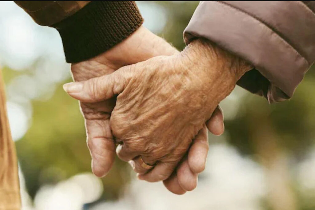 गोरखपुर में बेटों ने मां का शव लेने से किया इनकार, पति ने घाट किनारे दफनाया 3 amroha