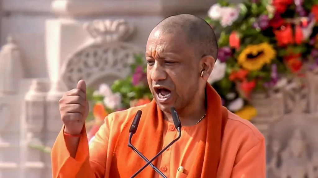 अयोध्या राम मंदिर: पीएम मोदी ने 161 फीट ऊंचे शिखर पर केसरिया धर्मध्वजा का ऐतिहासिक ध्वजारोहण किया 9 cm yogi 5