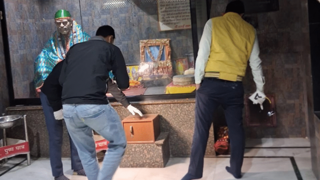 बदायूं में साईं मंदिर के पुजारी की हत्या, चांदी के मुकुट और नकदी ले गए बदमाश 2 image