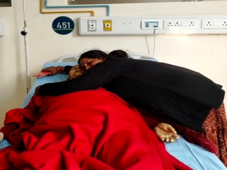 सुल्तानपुर मेडिकल कॉलेज में इलाज के अभाव का आरोप, बुजुर्ग महिला की मौत के बाद हंगामा 2 02cbdd7f ea7c 429c b938 ebcc0c8bfbfd 1765612757768