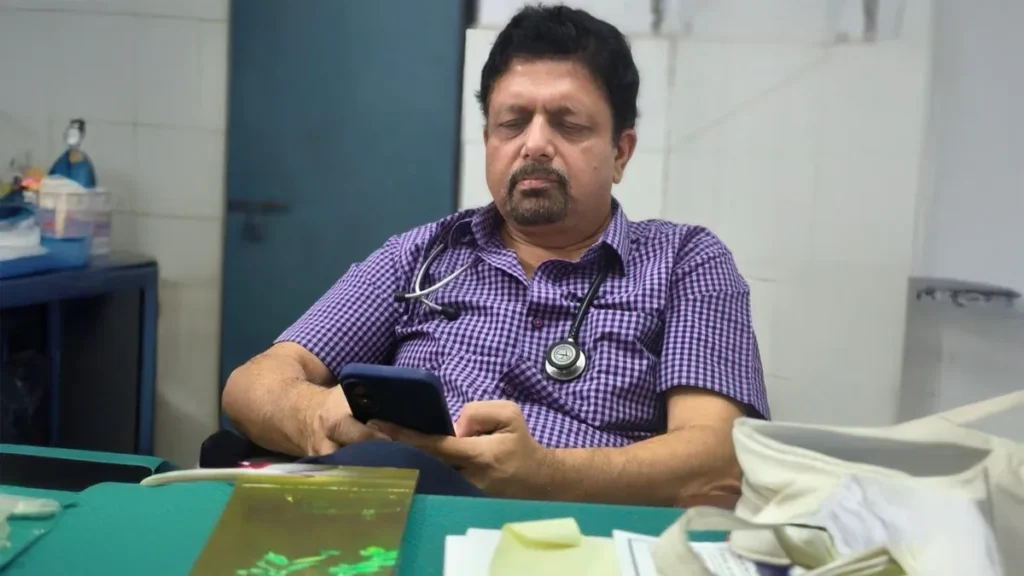 ललितपुर मेडिकल कॉलेज में फर्जी डॉक्टर का बड़ा खुलासा: जीजा की डिग्री पर हृदय रोग विशेषज्ञ बनकर कर रहा था नौकरी 3 693ba1bf4c5cf photo itg 120145421 16x9 1