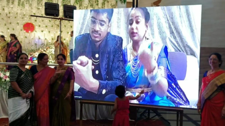 इंडिगो फ्लाइट रद्द : शादी के रिसेप्शन में शामिल नहीं हो पाया नवविवाहित जोड़ा, ऑनलाइन निभाईं रस्में 3 AA1RLWR6