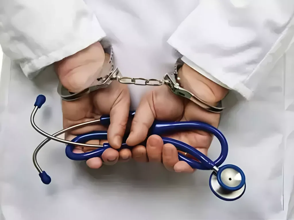 ललितपुर मेडिकल कॉलेज में फर्जी डॉक्टर का बड़ा खुलासा: जीजा की डिग्री पर हृदय रोग विशेषज्ञ बनकर कर रहा था नौकरी 4 Fake Cardiologist Kept Treating Patients For Years In UP