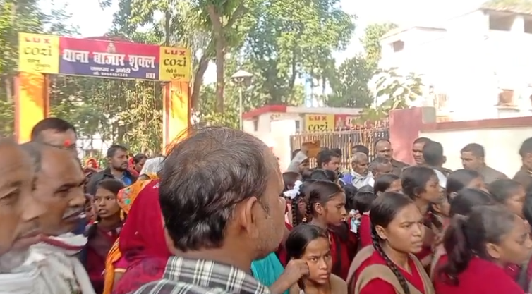 अमेठी में कस्तूरबा गांधी विद्यालय विवाद: छात्राओं का शिक्षिकाओं पर उत्पीड़न का आरोप, प्रदर्शन और रोड जाम 3 Screenshot 2025 12 02 180237
