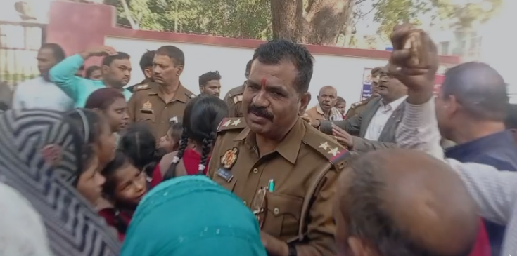 अमेठी में कस्तूरबा गांधी विद्यालय विवाद: छात्राओं का शिक्षिकाओं पर उत्पीड़न का आरोप, प्रदर्शन और रोड जाम 5 Screenshot 2025 12 02 180411