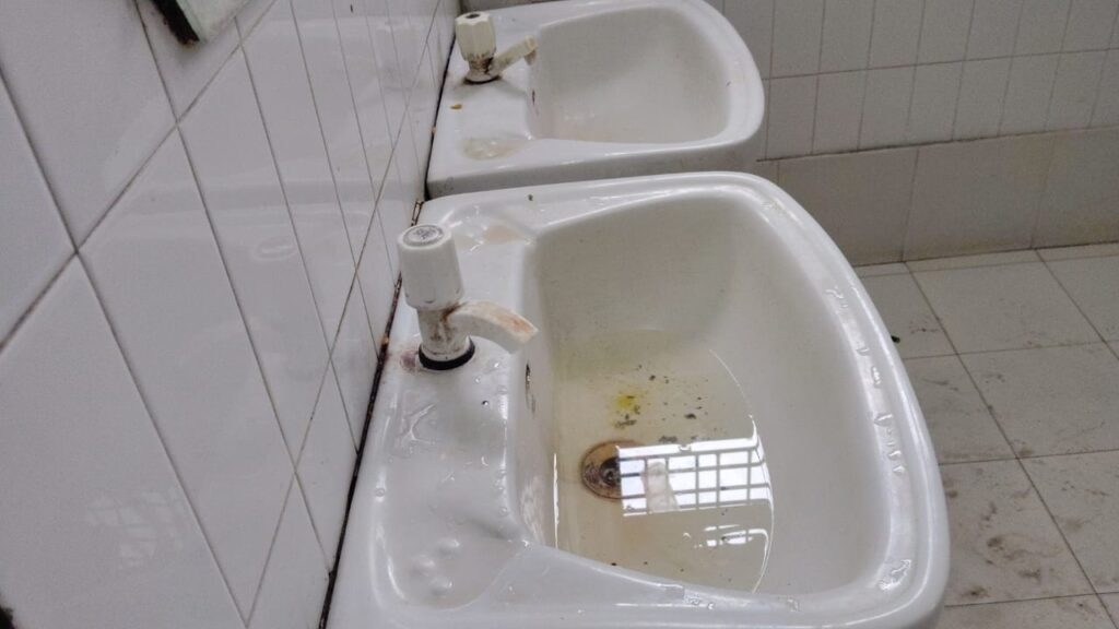 बाराबंकी जिला अस्पताल की बदहाली उजागर: सुविधाओं के नाम पर अमानवीय हालात, जिम्मेदार कौन? 3 WhatsApp Image 2025 12 03 at 5.15.00 PM 1