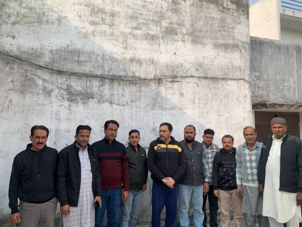 रामपुर में अतिक्रमण अभियान का असर: टूटे ढांचों से बेरोजगार हुए दुकानदारों के पुनर्वास की उठी मांग, BJP नेता फसाहत अली शानू बोले— “नई दुकानें बनाकर दी जाएं” 2 WhatsApp Image 2025 12 07 at 16.02.16 1 1