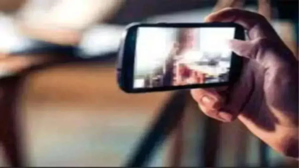 लखनऊ में यूट्यूबर पर गंभीर आरोप: शिक्षिका का एडिटेड वीडियो वायरल कर मांगे डेढ़ लाख रुपये 3 video blackmail 1765815492103