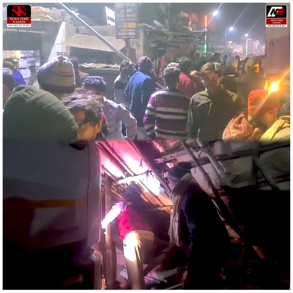 जायस अमेठी में अनियंत्रित ट्रक दुकान में घुसा, चाय-पान की दुकानें क्षतिग्रस्त, ड्राइवर-खलासी गिरफ्तार! 1 01 5