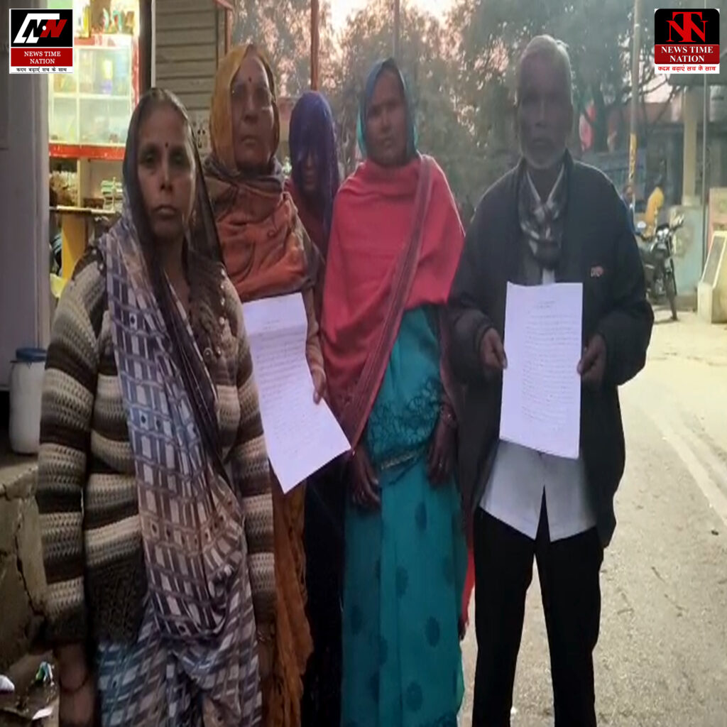 सिंहवाहिनी मंदिर के पास दलित बस्ती में जमीन खाली कराने पहुंची पुलिस और नगर पालिका, महिलाओं ने किया हंगामा! 1 12 10