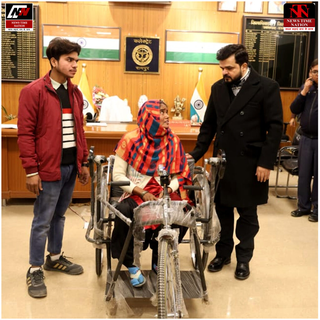 रामपुर जनता दर्शन में दिव्यांगजन को जिलाधिकारी द्वारा प्रदान की ट्राईसाइकिल ! 1 12 11