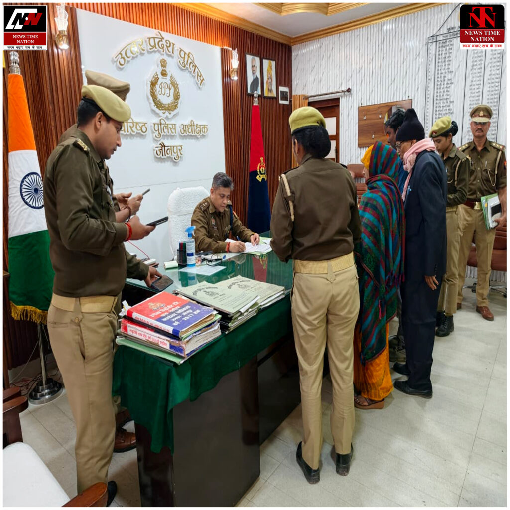 जौनपुर: एसपी डॉ. कौस्तुभ ने जनसुनवाई में सुनी फरियादियों की समस्याएं, लापरवाही पर सख्त कार्रवाई की चेतावनी ! 1 12 17